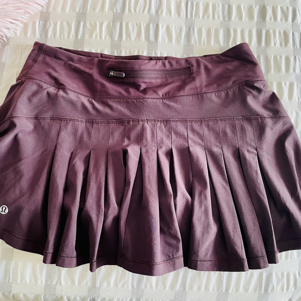 Lululemon aubergine skirt, Size 6. Pristine condition.